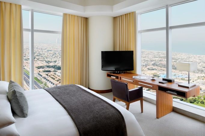 Země: Spojené arabské emiráty  Výška: 355 metrů  JW Marriot Hotel v Dubaji je 355 m vysoký a tvoří ho přes osm set pokojů v 77 patrech a více než desítka restaurací. Obklopen je několika rozlehlými obchodními centry.