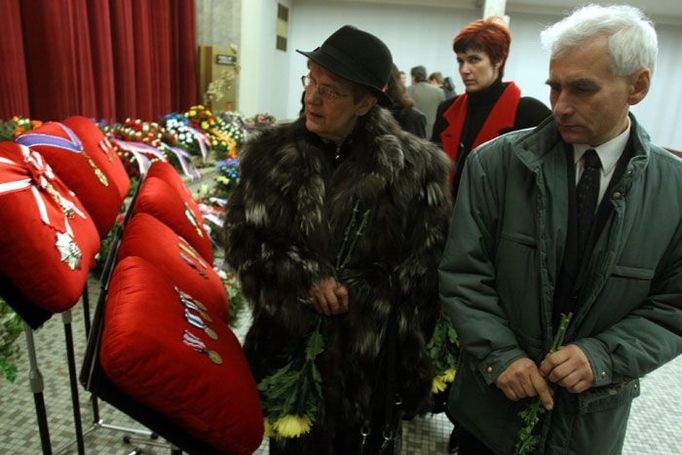 Neteř a synovec Rudolfa Pernického si prohlížejí generálova vyznamenání, která byla vystavena v obřadní síni.