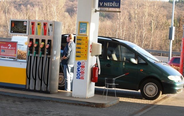 Zavážení paliva k čerpací stanici Shell