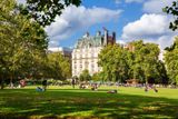 Londýnský hotel Ritz sídlí ve známé ulici Piccadilly v městském obvodu Westminster a turisté se výhledem na něj mohou kochat z anglického trávníku v přilehlém Green Parku.