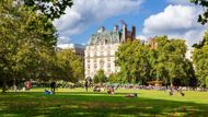 Londýnský hotel Ritz sídlí ve známé ulici Piccadilly v městském obvodu Westminster a turisté se výhledem na něj mohou kochat z anglického trávníku v přilehlém Green Parku.