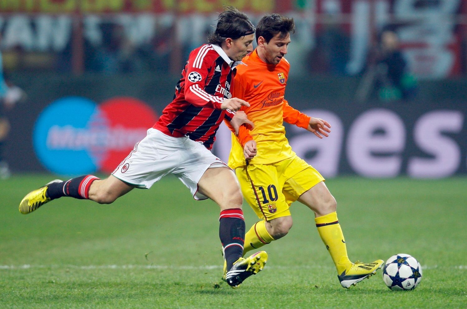 Liga mistrů, AC Milán - Barcelona: Riccardo Montolivo -  Lionel Messi