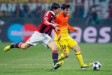 Záložník Riccardo Montolivo (vlevo) patřil k těm hráčům, jejichž neúnavná osobka dokázala ve středu večer téměř vymazat Lionela Messiho z trávníku.