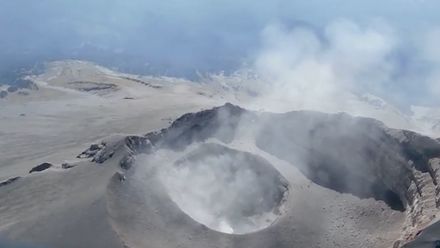 VIDEO: Uvnitř sopky Popocatépetl se objevil nový kráter. Hluboký je 110 metrů