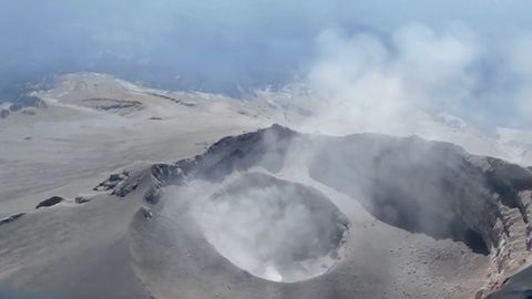 VIDEO: Uvnitř sopky Popocatépetl se objevil nový kráter. Hluboký je 110 metrů