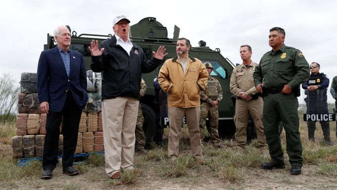 Prezident USA Donald Trump na americko-mexické hranici.