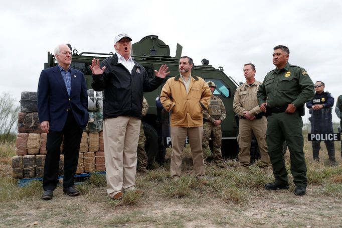 Trump na návštěvě americko-mexické hranici