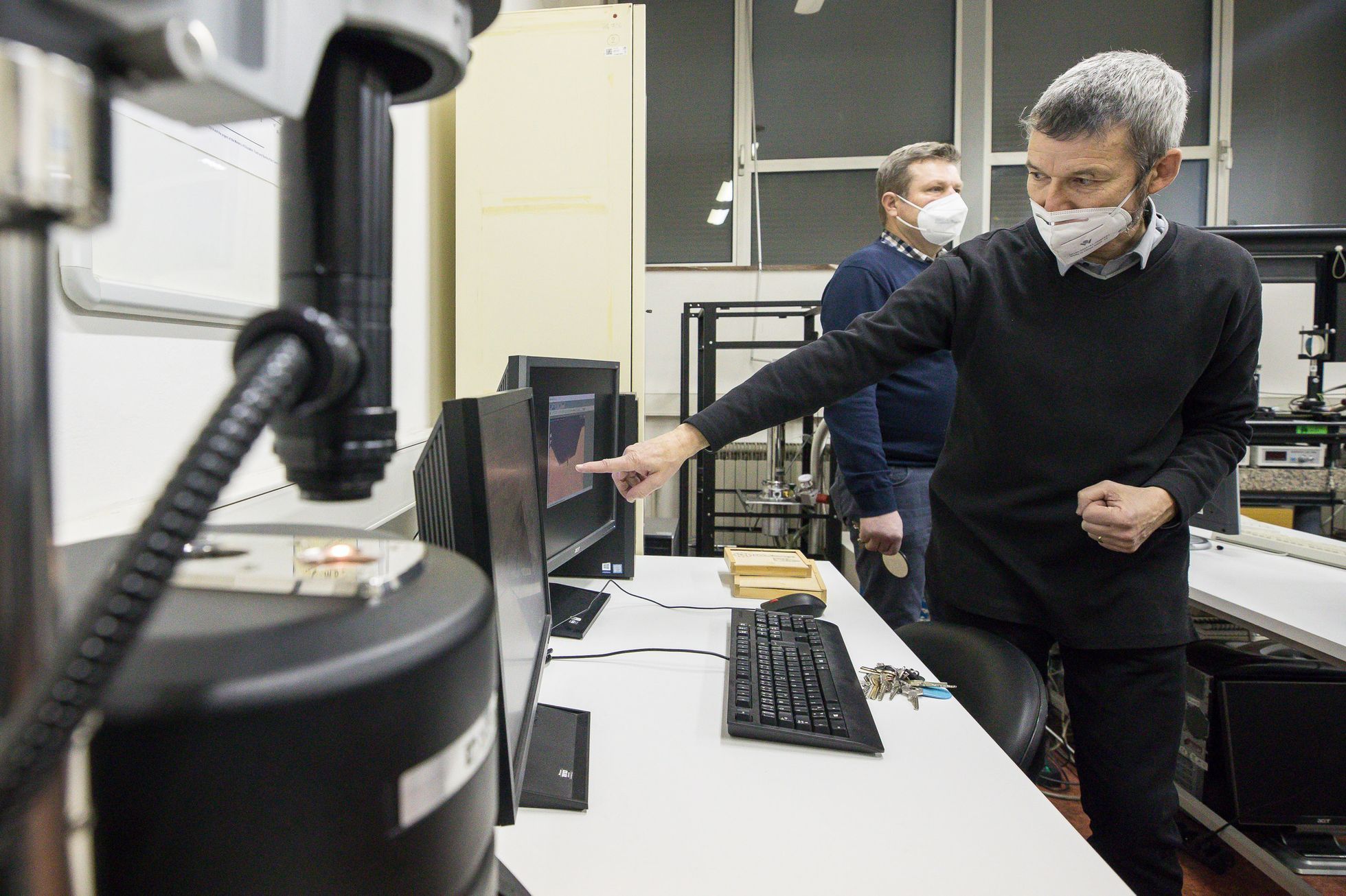 ČVUT - Fakulta elektrotechnická - Nanolaboratoř, věda, výzkum, nano, čipy, nanotechnologie