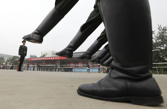 Přehlídka čestné stráže Čínské osobní osvobozenecké armády během návštěvy zástupců médií na základně v Pekingu.