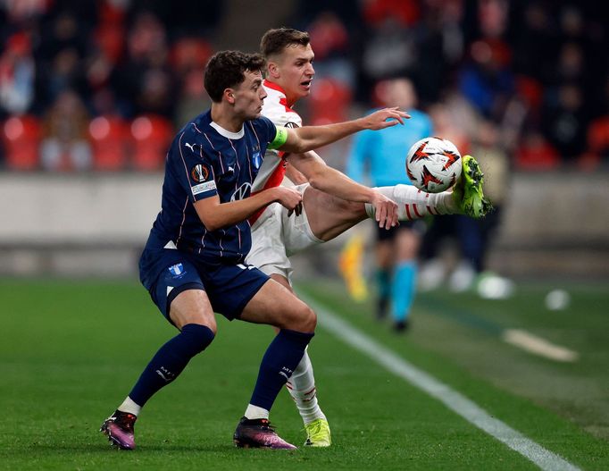 Daniel Fila (vpravo) bojuje o míč při zápase Evropské ligy Slavia Praha - Malmö