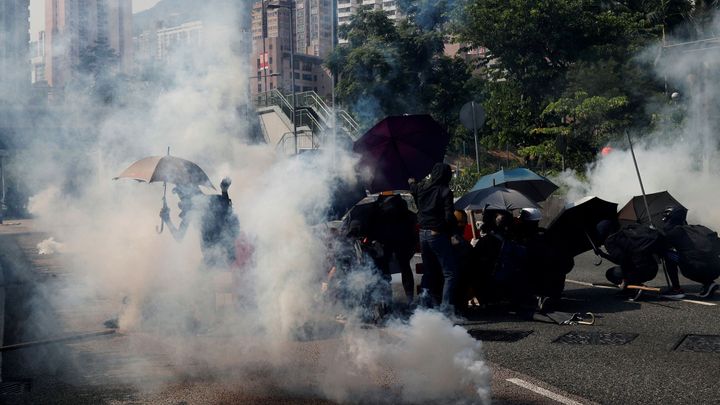 Neznámí útočníci brutálně zbili vůdce protestů v Hongkongu