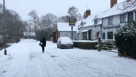 VIDEO: Británie je pod sněhem. Na jihozápad Anglie dorazila bouře Emma