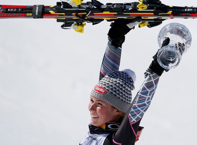 Americká lyžařka Mikaela Shiffrinová vyhrála malý glóbus za slalom.