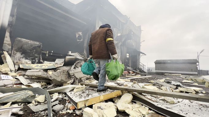 Ruskou raketou zasažená továrna na ryby ve městě Hoholiv východně od Kyjeva na snímku z 13. 3. 2022