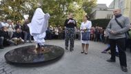 Představení sochy se účastnil i syn zpěvačky Adam Pavlík, ale odhalovat ji nechtěl. "Vůbec se s tím neztotožňuji. Vnímám to jako hroznou ostudu."