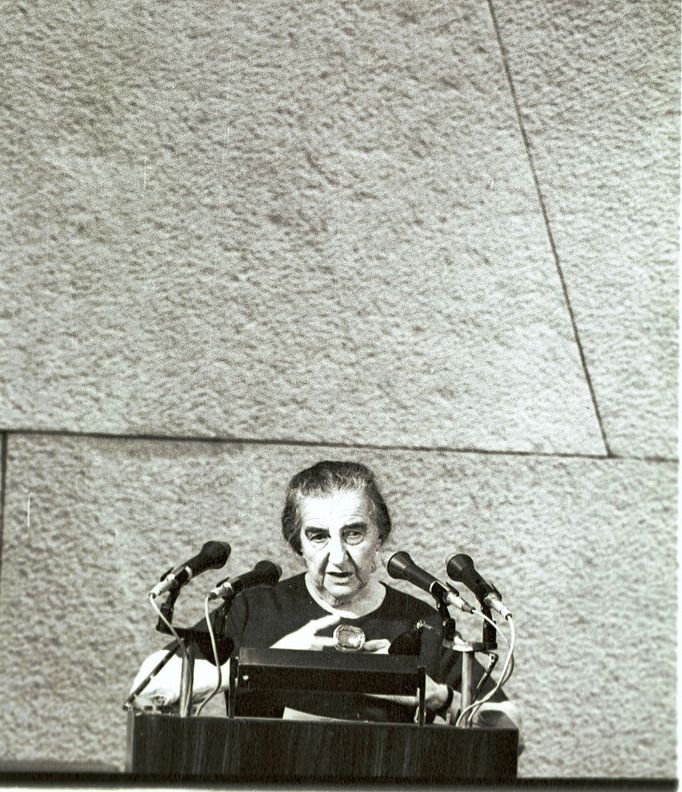 popis: Golda Meir announces the Munich massacare at the Knesset, Jerusalem, Israel - 12 Sep 1972 1972-09-12 00:00:00 Mandatory Credit: Photo by Shalom Bar Tal/Israel Sun / Rex Features ( 1294602b ) Golda Meir announces the Munich massacare at the Knesset Golda Meir announces the Munich massacare at the Knesset, Jerusalem, Israel - 12 Sep 1972