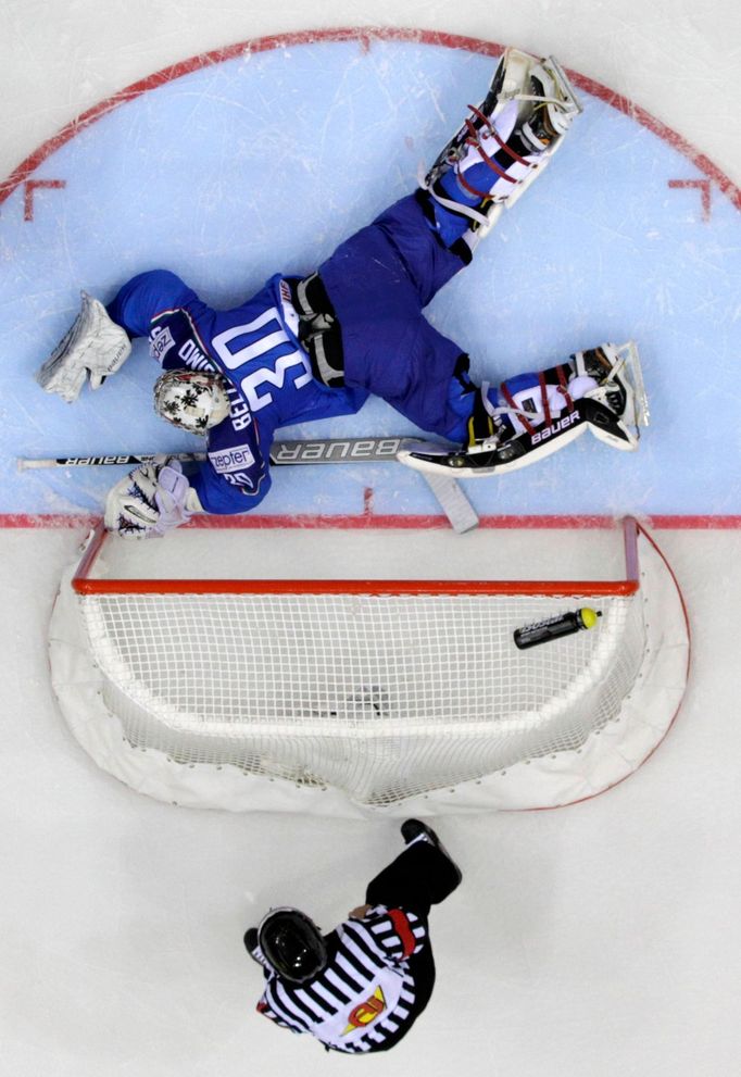 Italy's goaltender Daniel Belissimo (top) defends during the men's ice hockey World Championship Group A game against Norway at Chizhovka Arena in Minsk May 10, 2014. Reu