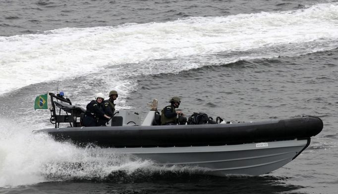 A Brazilian Navy boat takes part in an exercise to prepare their operational readiness to combat terrorist attacks and riots ahead of the FIFA Confederations Cup and World Youth Day, on the Amazonas ship in Rio de Janeiro May 29, 2013. REUTERS/Sergio Moraes (BRAZIL - Tags: SPORT SOCCER MILITARY MARITIME) Published: Kvě. 29, 2013, 4:51 odp.