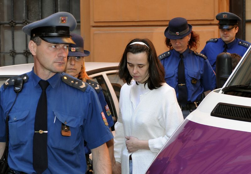 Kateřina Mauerová při převozu k soudu