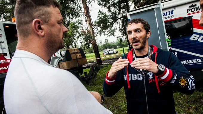 David Vršecký (vpravo) v bouřlivém rozhovoru s Jaroslavem Valtrem po jedné z etap letošní Rallye Dakar.