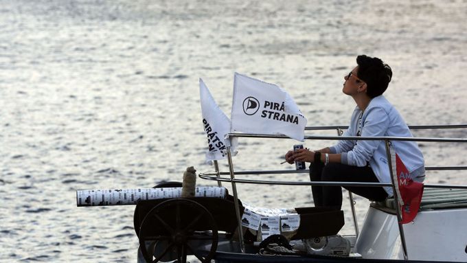Fotoblog: Všichni nekradou! Piráti to vidí optimisticky, "obsadili" solární loď na Vltavě