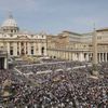 Benedikt XVI. sloužil zaplněnému Svatopetrskému náměstí v Římě poutníků z celého světa