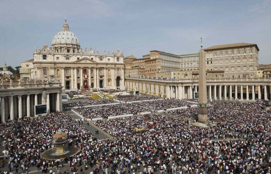 Benedikt XVI. sloužil zaplněnému Svatopetrskému náměstí v Římě poutníků z celého světa