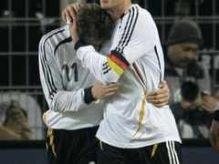 Miroslav Klose a Michael Ballack oslavují gól do sítě USA.