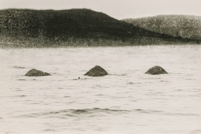 Loch Ness, 14. července 1951: Lachlan Stuart pořídil snímek tří „hrbů“ u Whitefieldu. Fotografie byla později označena za aranžovanou.