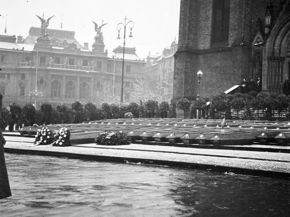 Smuteční slavnost za české oběti náletu na tehdejším Říšském náměstí (nyní náměstí Míru), dne 18. února 1945.