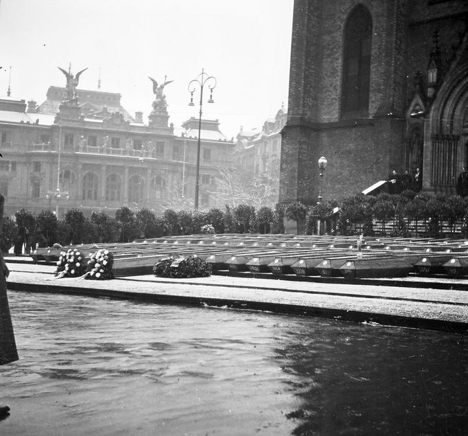 Smuteční slavnost za české oběti náletu na tehdejším Říšském náměstí (nyní náměstí Míru), dne 18. února 1945.