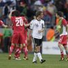 Fotbalisté Srbska se radují, kapitán Německa Philipp Lahm smutní