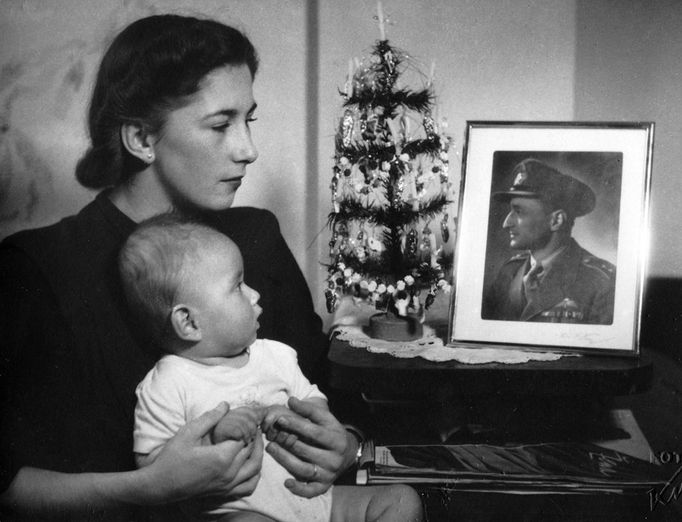 Smutné vánoce 1949. Kamila Pernická se synkem Rudolfem a portrétní fotografií manžela, který byl ve vykonstruovaném procesu odsouzen na 20 let těžkého žaláře.