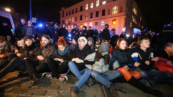 17. listopad v obrazech: Extremisté pomíchaní se zemanovci, plný Václavák i gratulace Trumpovi