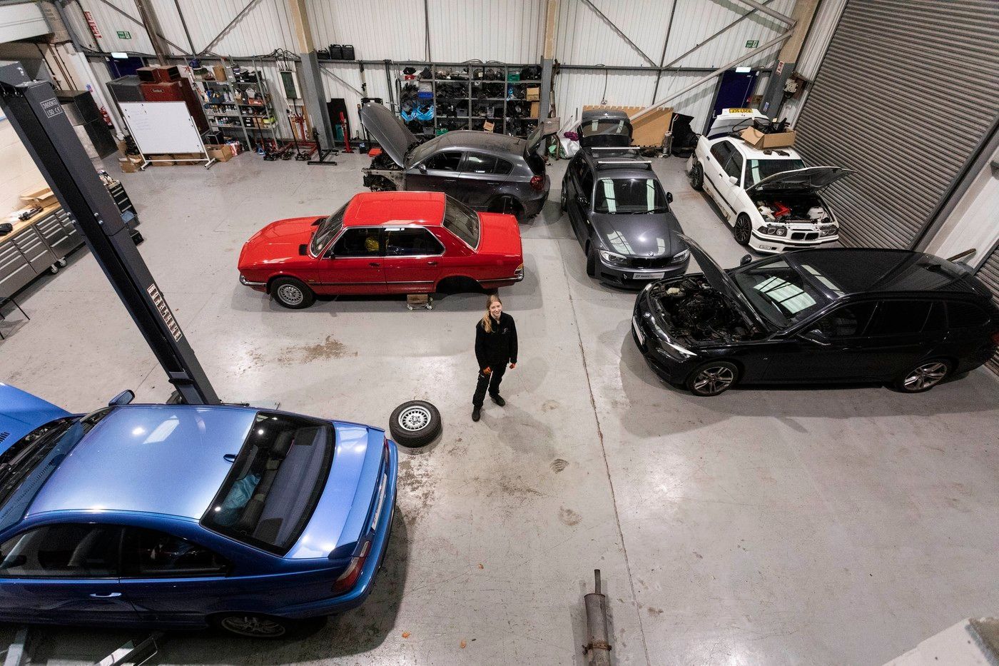 Mladá automechanička