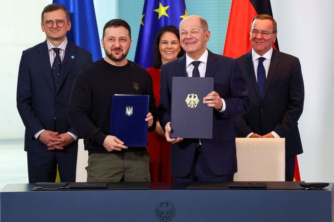 Volodymyr Zelenskyj a Olaf Scholz po podpisu smlouvy.