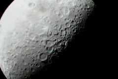 Voda na Měsíci je použitelná, tvrdí NASA