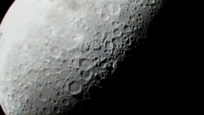 Voda se na Měsíci nachází hlavně v oblasti pólů