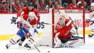 NHL 2019/20, Washington - Montreal: Victor Mete (s pukem) uniká Jakubu Vránovi a tlačí se před bránu Ilji Samsonova.