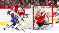 NHL 2019/20, Washington - Montreal: Victor Mete (s pukem) uniká Jakubu Vránovi a tlačí se před bránu Ilji Samsonova