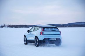 Loni to byl hit, letos jen sčítá ztráty. Volvo má ale recept, jak vrátit EX30 do hry