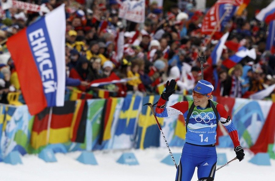 Biatlon štafeta ženy, vítězná Ruska v cíli