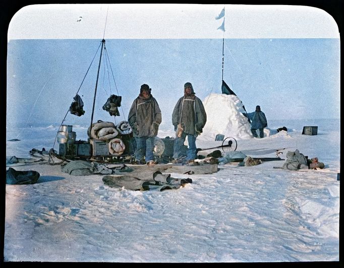 Fotografie zachycující členy Britské císařské antarktické expedice Jamesona Adamse, Franka Wilda a Ernesta Shackletona v zásobovacím skladu v Antarktidě. Rok 1909