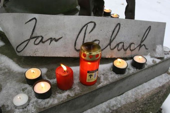 V příštím týdnu uplyne 37 let od upálení a smrti Jana Palacha. Jeho rodná obec Všetaty si Palachovu památku připomněla v sobotu.
