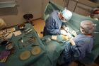 Francouzi věděli o vadných implantátech od roku 1996