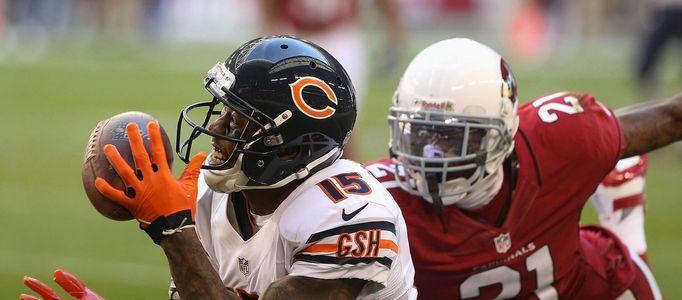 Brandon Marshall z Chicaga zápasí s šiškou a marně se snaží zpracovat dlouhý pas spoluhráče v duelu na hřišti Arizony Cardinals.