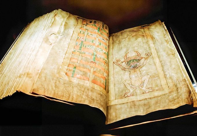 Codex Gigas, největší rukopis světa z 13. století, s vyobrazením ďábla. Vznikl v podlažickém klášteře v Čechách. Snímek z roku 2005.