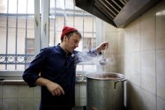 Ukrajinský vítěz MasterChef otevřel ve Lvově restauraci, uprchlíkům vaří zadarmo