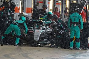 Mercedes rozhodl v Silverstone hrátkami v boxech
