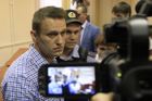 Ruský opoziční předák Navalnyj je vinen. Ruský soud mu dal pětiletou podmínku